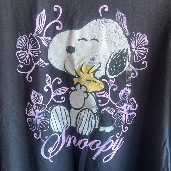 Peanuts NWT Snoopy in the Flowers Short Sleeve Cotton Blend Tshirt Size Large - Picture 3 of 7